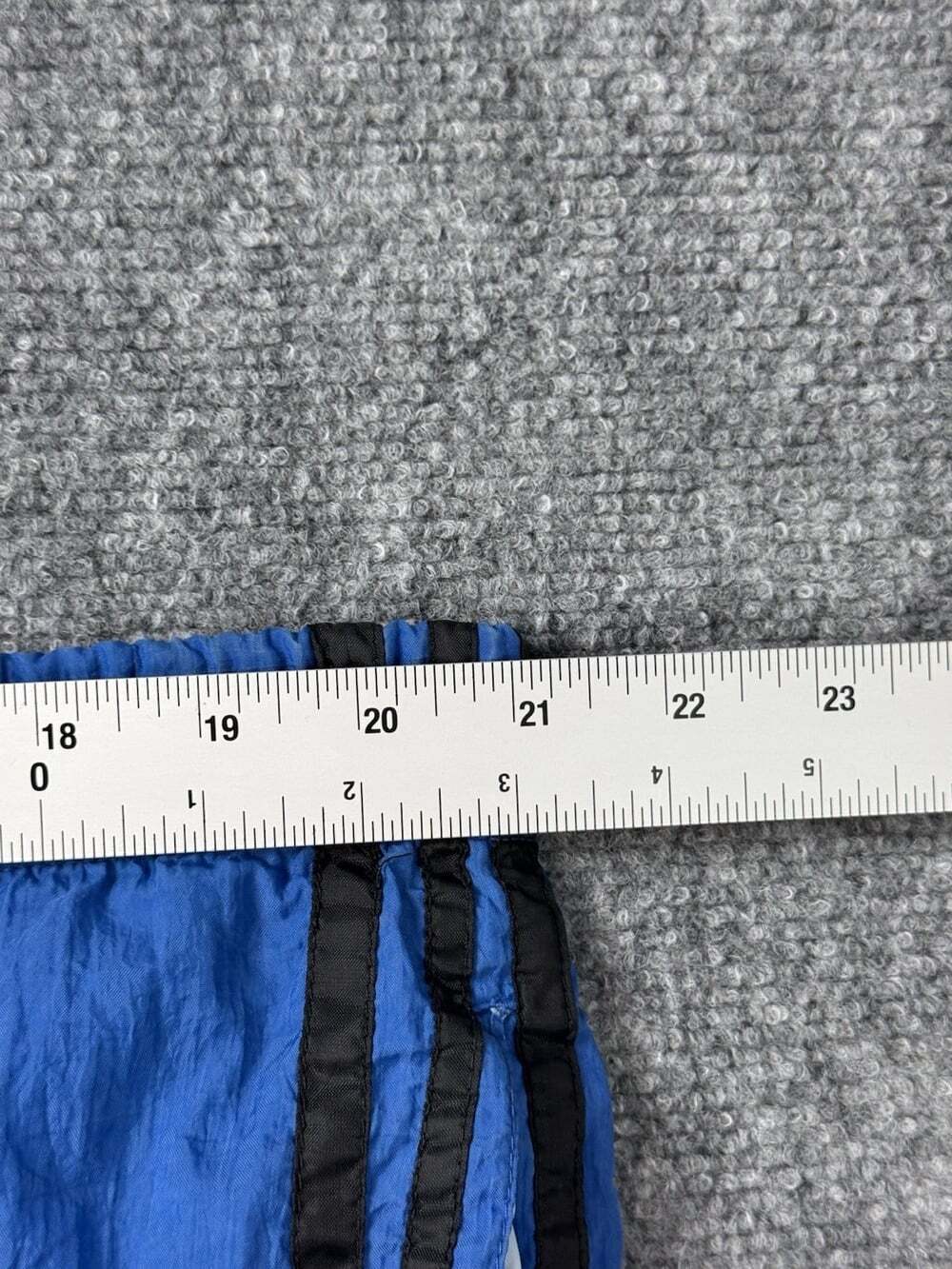 Vintage 1990s Kentucky Wildcats Embroidered Logo Blue Nylon Track Pants - Picture 6 of 8